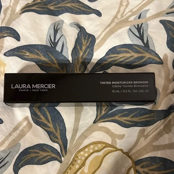 Laura Mercier Tinted Moisturizer Sheer Cream Bronzer in Sundrop - Picture 5 of 9